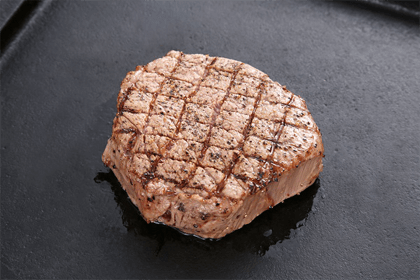 贅沢にさばいたお肉を使用したステーキ